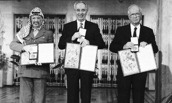 Mit Jassir Arafat erhielt ein Terrorist den Friedensnobelpreis: 1994 wurde er zusammen mit Israels Premier Jitzhak Rabin (Mitte) und Außenminister Schimon Peres ausgezeichnet.