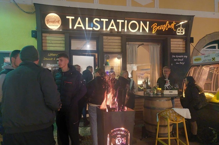 Das Lokal ist von Mittwoch bis Samstag ab 17 Uhr geöffnet. Bis zum dritten Dezember kann man dort auch Lose für ein Gewinnspiel kaufen, bei dem man unter anderem ein Frühstück gewinnen kann. 