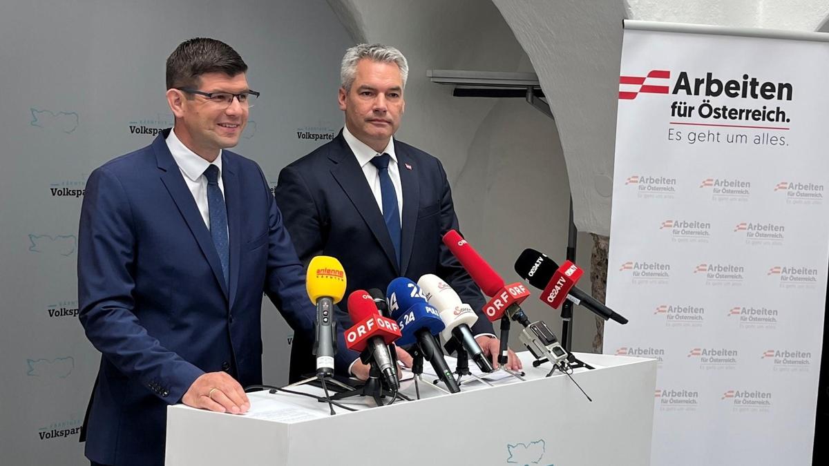 Landeshauptmann-Stv Martin Gruber (ÖVP) und Bundeskanzler Karl Nehammer bei Pressekonferenz zum Auftakt der „Österreich-Tour“ in Klagenfurt