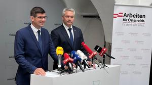 Landeshauptmann-Stv Martin Gruber (ÖVP) und Bundeskanzler Karl Nehammer bei Pressekonferenz zum Auftakt der „Österreich-Tour“ in Klagenfurt