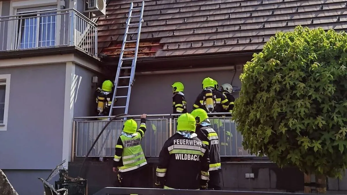 Um den Brand zu löschen, musste auch das Dach geöffnet werden
