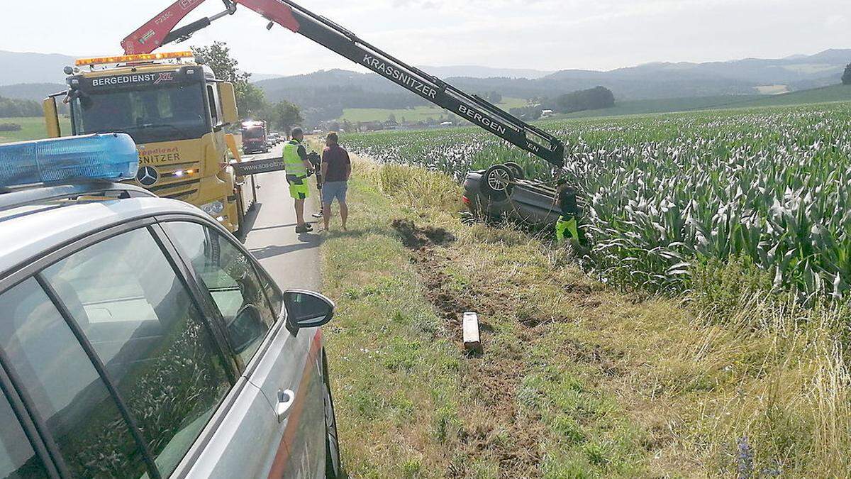 Bergung des Pkw aus dem Maisfeld