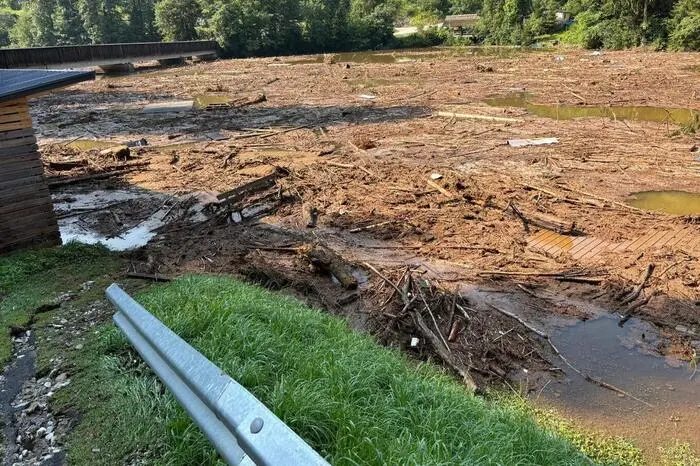 Zahlreiche Holzstege wurden durch das Unwetter zerstört, im See befindet sich eine große Menge an Treibholz.