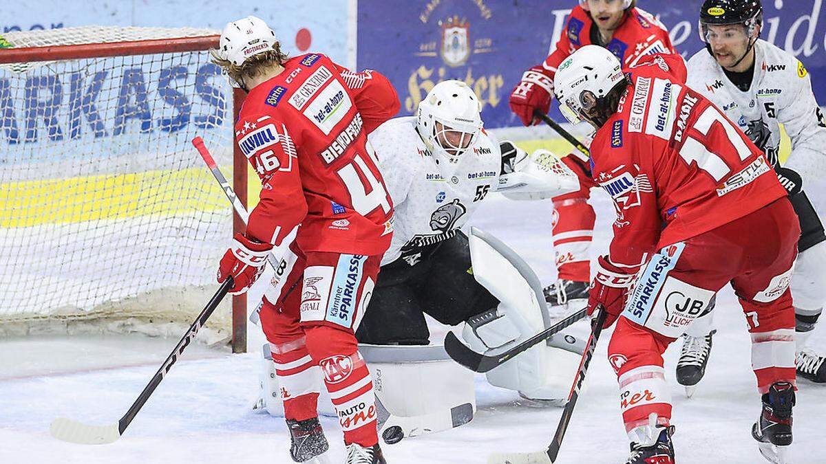 Die Powerplay-Formation mit Bischofberger, Ganahl und Obersteiner versucht, zum Erfolg zu kommen