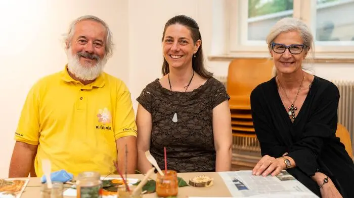 Franz Rybaczek, Kathrin Schimak und Alexandra Ritter zeigten, wie man mit Erdfarben malen kann