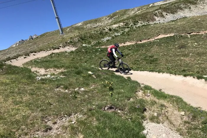Auch Zweiradfreunde kommen im Engadin voll auf ihre Kosten. Mountainbiken ist auf über 400 Kilometer Singletrails und markierten Routen möglich. Und auch hier will das Engadin hoch hinaus, etwa am Hausberg von St. Moritz, der Corviglia. Nach einer Gondelfahrt bis fast zum Gipfel hinauf steht einer spektakulären Downhill-Mountainbike-Abfahrt von 1000 Höhenmetern nichts mehr im Wege.