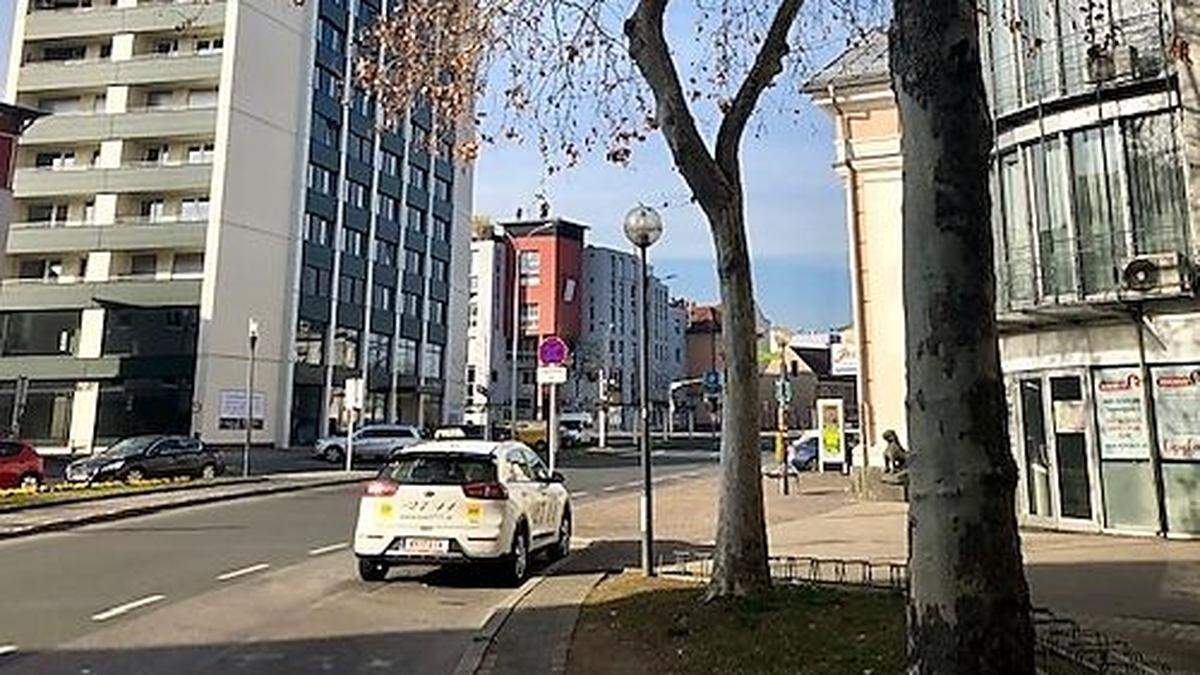 Auf dem Stauderplatz stieg der Tatverdächtige vor einer der Taten in ein Taxi