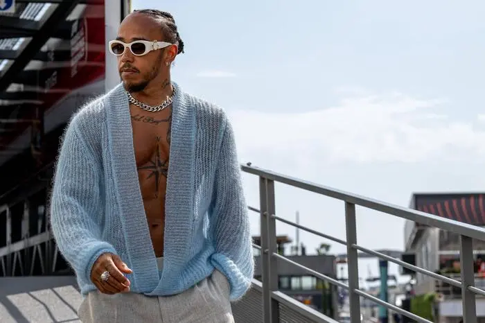 Auch die Fahrer genießen das Blitzlichtgewitter, wie Lewis Hamilton beweist. 