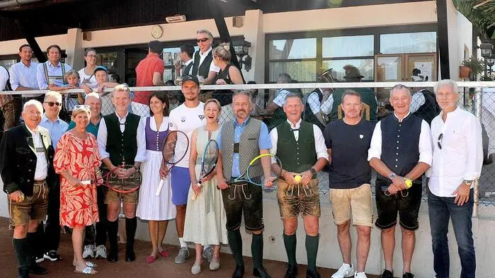 Die vielen Ehrengäste aus Sport, Wirtschaft und Politik gut gelaunt vor dem Clubhaus des TC Bad Aussee