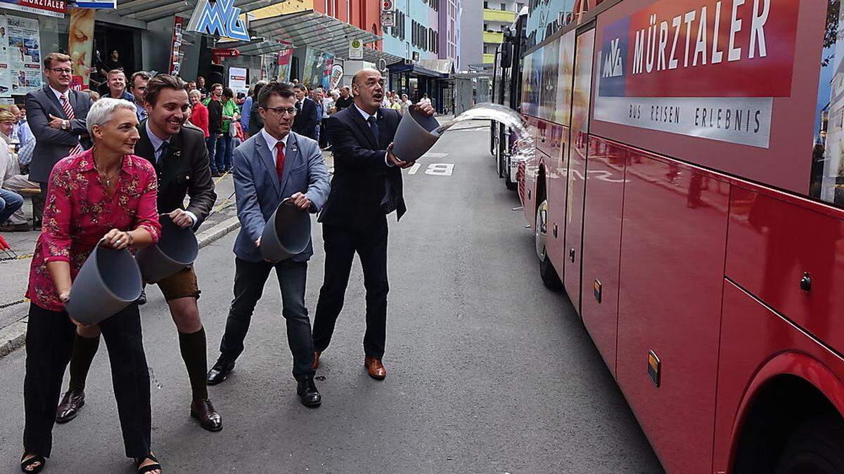 Monika Koller, Markus Lindner, Gerhard Deutsch und Manfred Wegscheider (v. l.) tauften einen Bus im Zuge der Feierlichkeiten