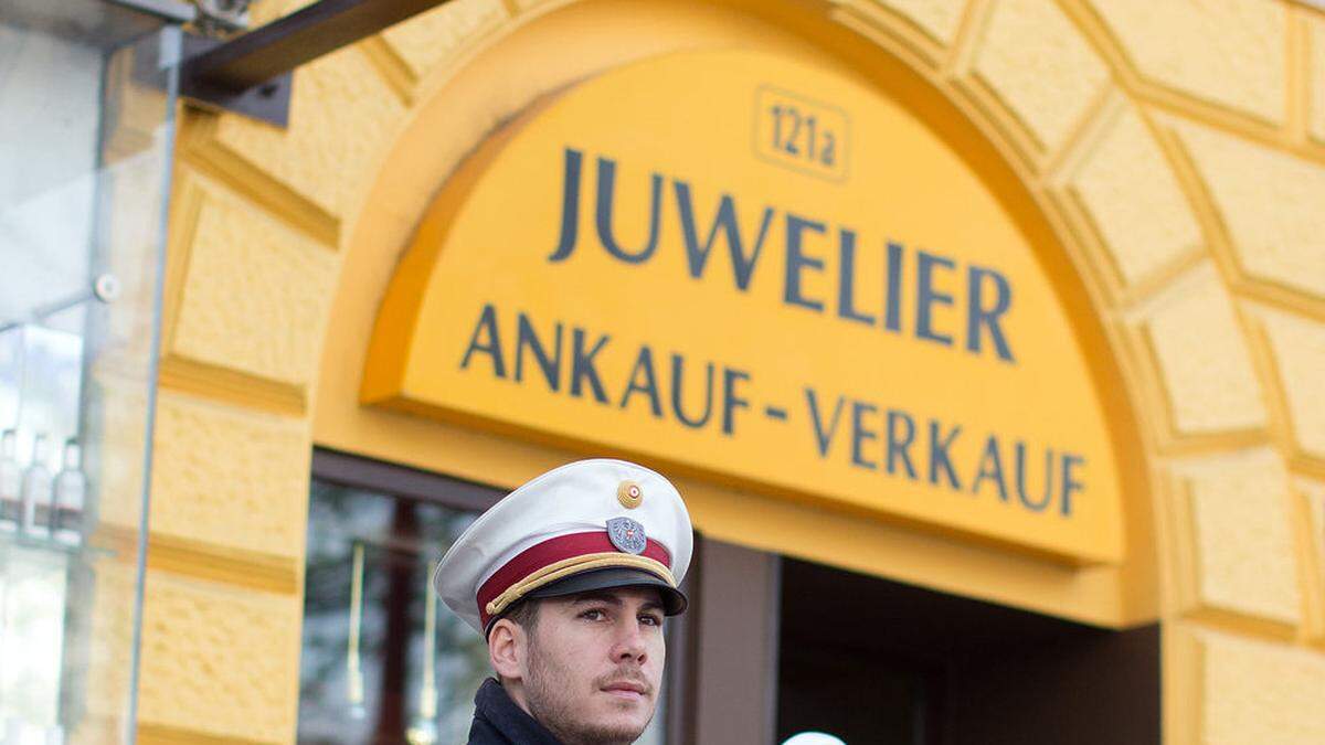 Juwelier verständigte die Polizei erst am Ende