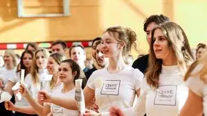 Erneut wird das beliebteste Polonaise-Paar der Opernredoute gewählt, hier zu sehen: Die Debütantinnen des Vorjahrs 2024