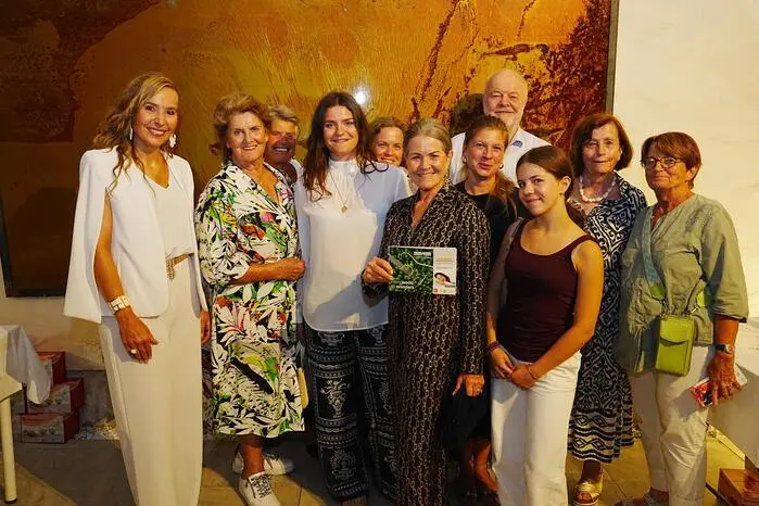 Intendantin Julia Malischnig (links) begrüßte die Gäste des Konzertsponsors Hasslacher Norica Timber mit Claudia Kulterer an der Spitze (Sechste von links). 