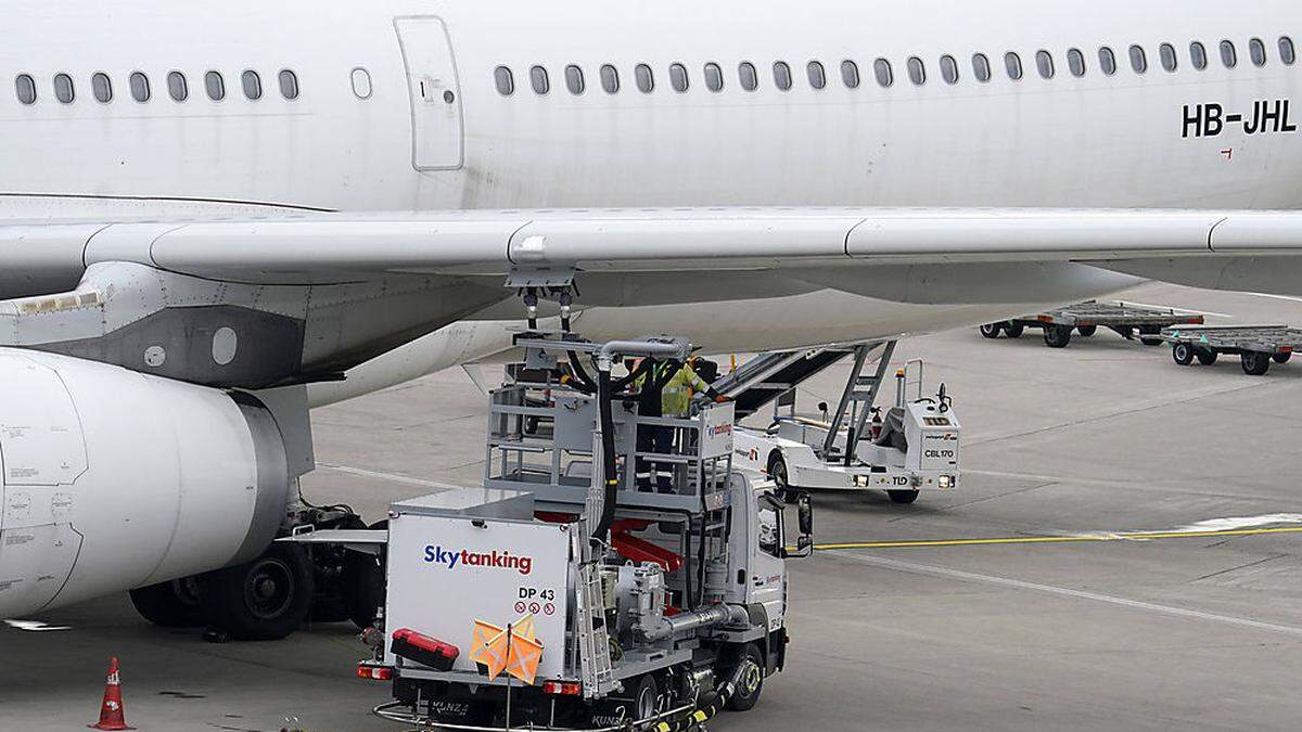 Für umweltschädliche Flugkraftstoffe ist ein Mindeststeuersatz geplant 