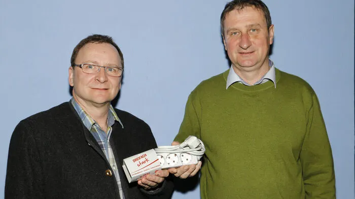 Harald Peißl und Viktor Schriebl von der SPÖ mit der Dreifachsteckdose