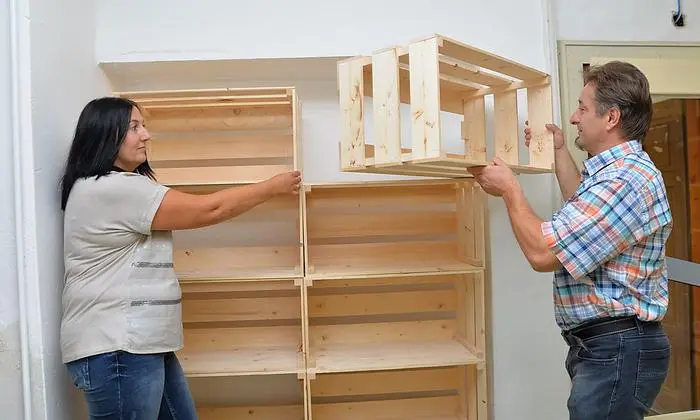 Direktvermarkter aus der Region können solche Regale mieten und selber betreuen. Eine App informiert, wenn das Regal leer wird  