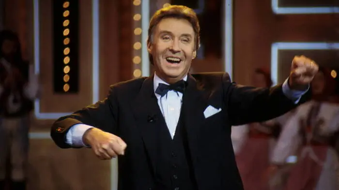 Der am 30. Juni 1926 in Wien als Sohn eines Bankbeamten geborene Peter Alexander Neumayer begeisterte über Jahrzehnte hinweg sein Publikum, spielte in mehr als 50 Filmen und war Gastgeber zahlreicher Fernsehshows, mit denen er sich ins Gedächtnis einer Generation eingeschrieben hat.