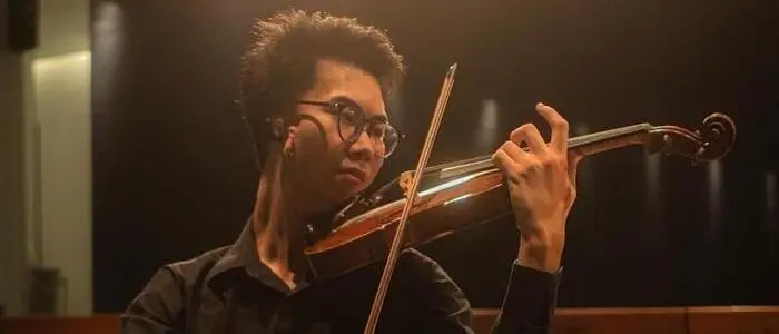 Portrait von Chaiwat Charoensak der Geige spielt