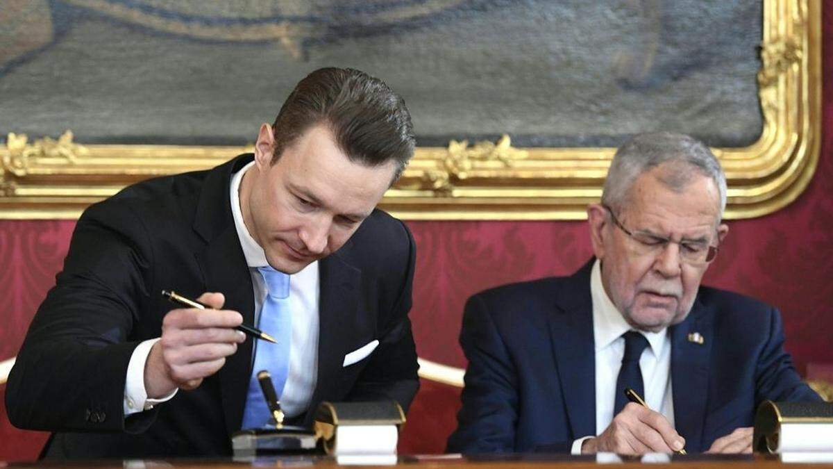 Bundespräsident Alexander Van der Bellen mit Finanzminister Gernot Blümel bei der Regierungsangelobung.