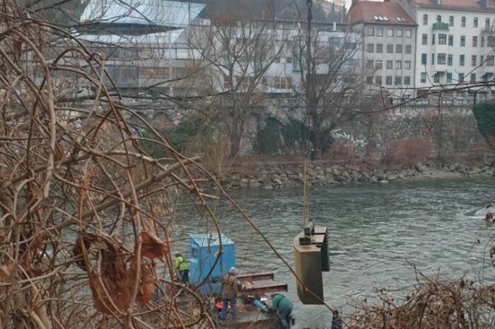 Per Kran wird das gute Stück aus Stahl auf ein Ponton gehoben.