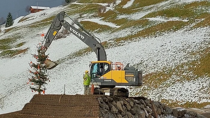 Bauer Albrecht Ortner spendierte einen Baum für die spontane Firstfeier