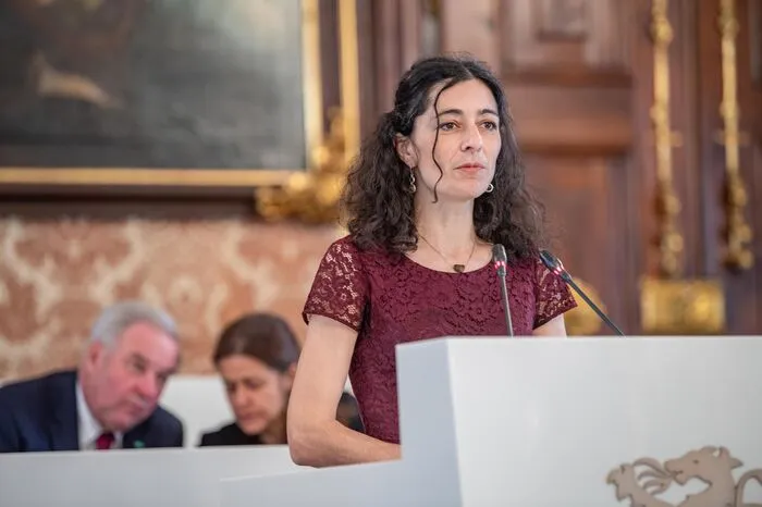 Die Grüne Sandra Krautwaschl spricht von einer "Ohnmachtserklärung": Lang und Nagl würden Graz als Feinstaubhauptstadt Österreichs einzementieren wollen. Zumal "beide vorgeschlagenen Maßnahmen die Luft in Graz deutlich verbessern, also gesünder machen würden".  Insbesondere "der autofreie Tag wäre auch rasch und einfach umzusetzen". 