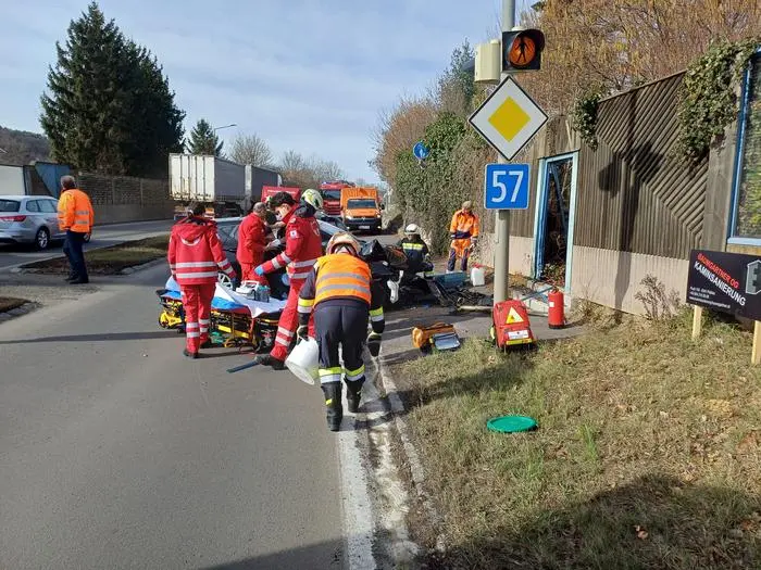 Beim Unfall wurden der Lenker und die Beifahrerin verletzt
