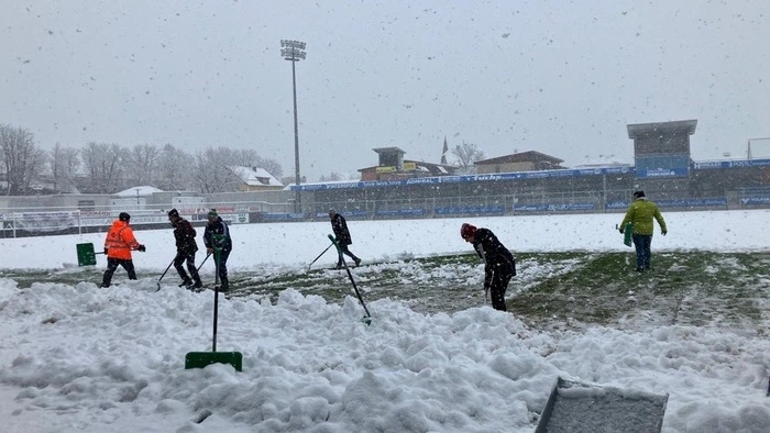 Im TSV-Stadion in Hartberg wird fleißig für das morgige Spiel gegen den GAK geschaufelt