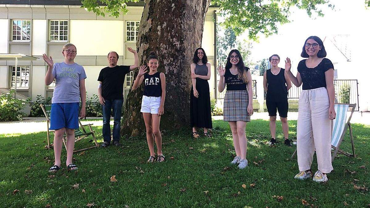 Bildungshaus Schloss Retzhof: Robert, Melanie, Terri und Alexandra werkeln gemeinsam mit ihren Betreuern Martin Orth, Anna Zimmermann und Katharina Petritsch an spannenden Geschichten