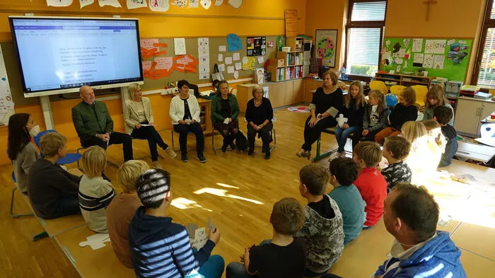 Die 4.a. Klasse erzählte dem hohen Besuch über ihre Erfahrungen mit Sprache
