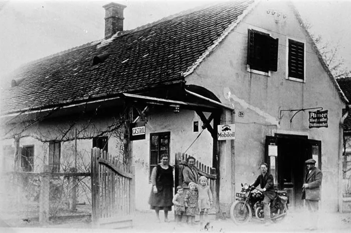 Inder Mühlgasse war einst der Mechaniker Josef Almer beheimatet.