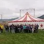 Viele Kinder stehen vor einem Zirkuszelt  | Schüler der MS Digital Feldkirchen machen ein Schulprojekt mit einem Zirkus