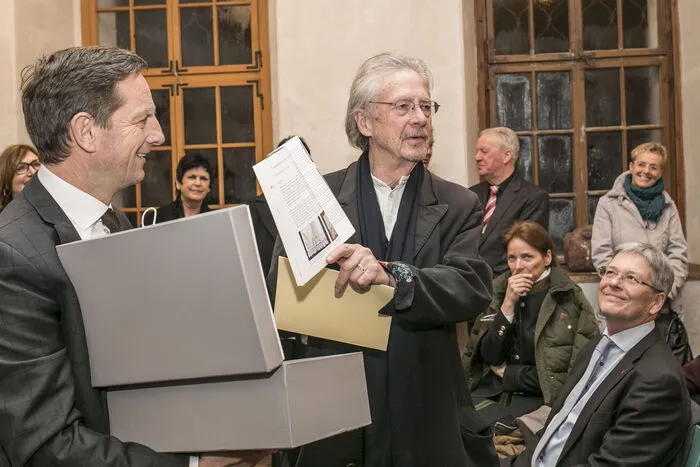 Von Kulturreferent Christian Benger gab es einen Stickkoffer, was Handke, der selbst gern stickt, freute
