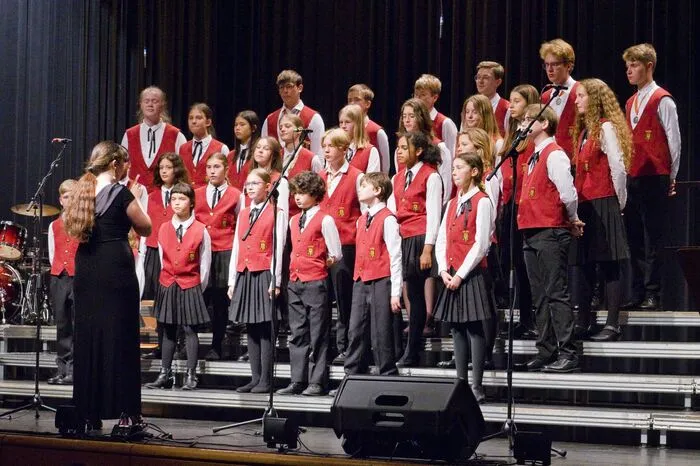 Dann betraten die Chorbuben und Chormädchen von beiden Seiten mit Vangelis’ Conquest of Paradise die Bühne.
