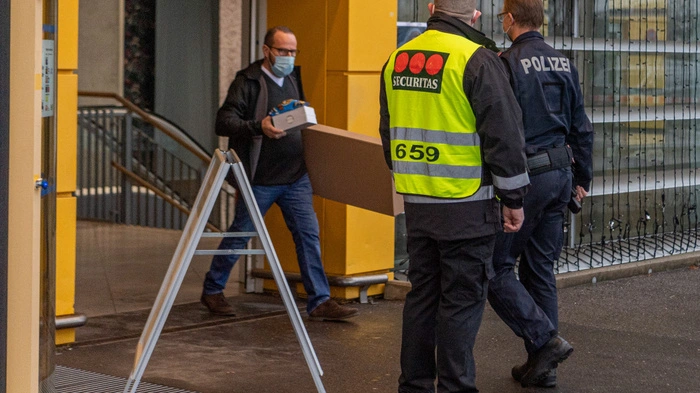 Bei Ikea machte heute Früh eine Polizeistreife ihren ersten Stopp auf der Kontrollfahrt ... (Klicken Sie weiter!)