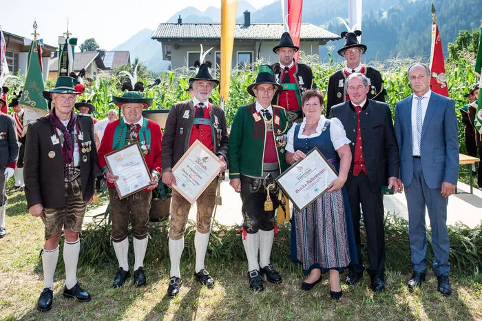 In diesem festlichen Rahmen fanden Ehrungen statt: Am Foto: Major Klaus Riepler (Bataillonskommandant Oberes Iseltal), Schriftführer der Schützenkompanie Außervillgraten Johann Walter (Silberne Verdienstmedaille), Ehrenmajor Adalberg Jordan (Silbernes Ehrenzeichen der Tiroler Jungschützen), Landeskommandant Fritz Tiefenthaler, Bezirksmajor Oberland/Pustertal Patrick Rossmann, Monika Außersteiner (Ehrenkranz des Bundes der Tiroler Schützenkompanien), Landtagsabgeordneter Hermann Kuenz, Bataillonskommandant Oberland/Pustertal Hans Obrist und Bürgermeister Anton Brunner