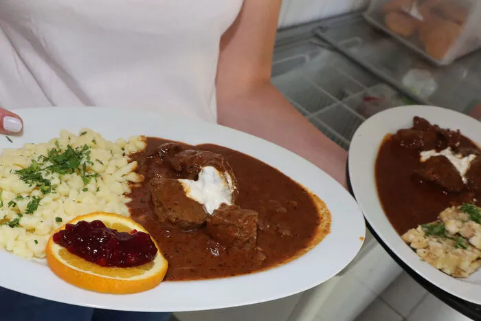 Es gibt folgende Gulaschvariationen: Szegedinergulasch mit Erdäpfel, Rindsgulasch mit Ködel, Pikantes Mexikanisches Gulasch mit Semmel, Eierschwammergulasch mit Ködel,   bis zum Hirschgulasch mit Spätzle. Sowie „A Kostale“ und Frankfurter mit Gulaschsaft und Semmel. Dazu natürlich ein frischgezapftes Hirter Bier und als Nachspeise „Irmi’s Cremeschnitte“ oder einen Reindling.
