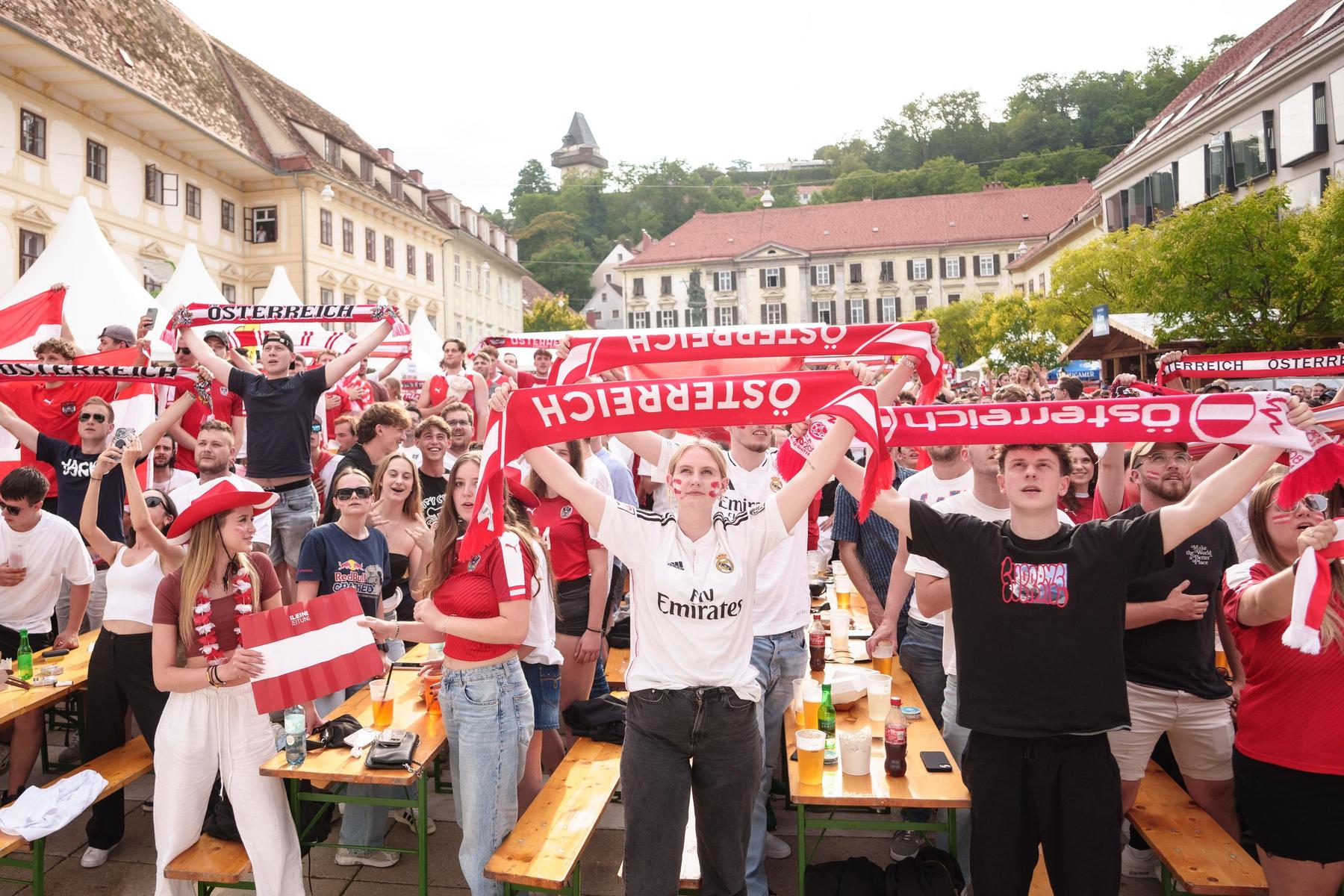 Graz: Publikum in der Fanzone brüllt sich in Extase