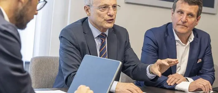 Schuschnig, der wieder auf seinen Büroleiter zurückgreifen kann, mit den Wirtschaftsombudsmännern Albert Kreiner und Gerhard Oswald
