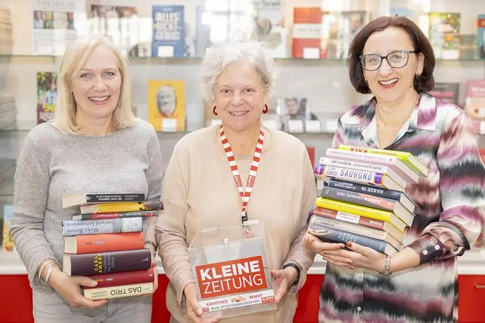 Die Kulturredaktion hat ihre Leseexemplare im Servicecenter gegen freiwillige Spenden angeboten: Über 1118 Euro für „Kärntner in Not“ freuten sich Redaktionsmanagerin Sabine Johannsen und Kulturchefin Marianne Fischer.
