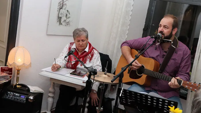 Hildegard Marktl las aus ihrem aktuellen Buch "Dearf ih mi vurstelln.." und Martin Josef Sabitzer alias "Smartie Joe" sang und spielte alles eigene Lieder.Es gibt auch noch zwei weitere Termine mit den beiden:  Freitag, 15.11.2019 ab 19 Uhr im Landgasthaus Zeilinger in Himmelberg Sonntag, 17.11.2019 ab 18 Uhr im Gasthaus Kraßnitzer in Deutsch Griffen 