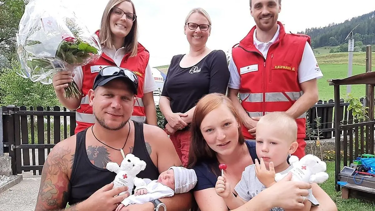 Paul mit seinem Bruder Jan und seinen Eltern Patrick und Jennifer Schulte sowie Geburtsbegleiterin Margit Anderle und den beiden Rettungssanitätern Lisa Sormann und Benjamin Kaufmann (beide ÖRK Trofaiach)  