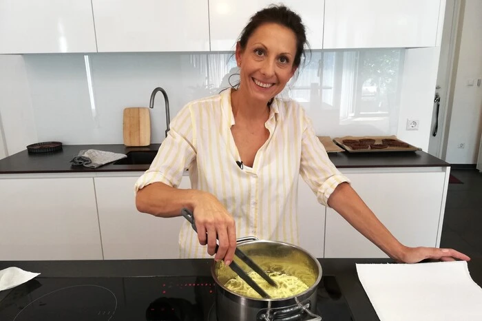 Tag 3: Manuela, 41 Jahre. Vorspeise: Sashimi vom steirischen Saibling mit Tomatentatar und Ponzu-Sauce. Hauptspeise: Tomahawk vom Duroc auf Erbsen- Wasabi-Püree mit Marktgemüse. Nachspeise: Schokotarte von der steirischen Schokolade mit hausgemachtem Himbeereis