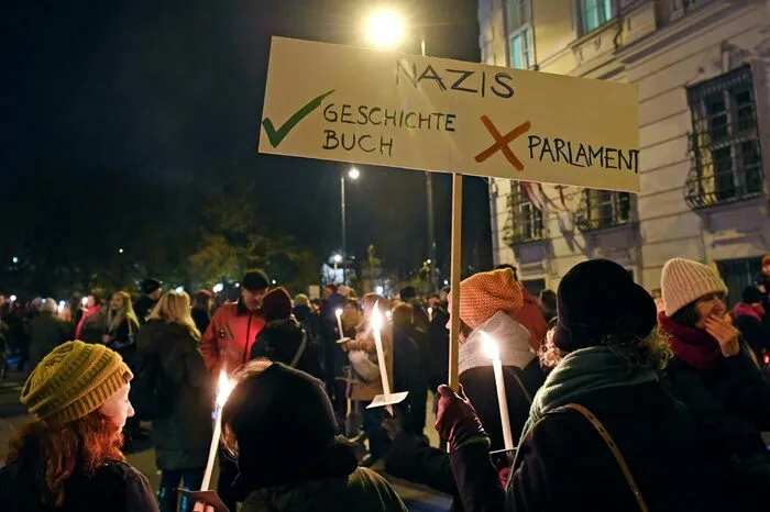 Da das Ziel, die circa ein Kilometer lange Strecke zu füllen, problemlos erreicht wurde, schätzen die Veranstalter, dass mindestens 3.000 Personen teilgenommen haben.