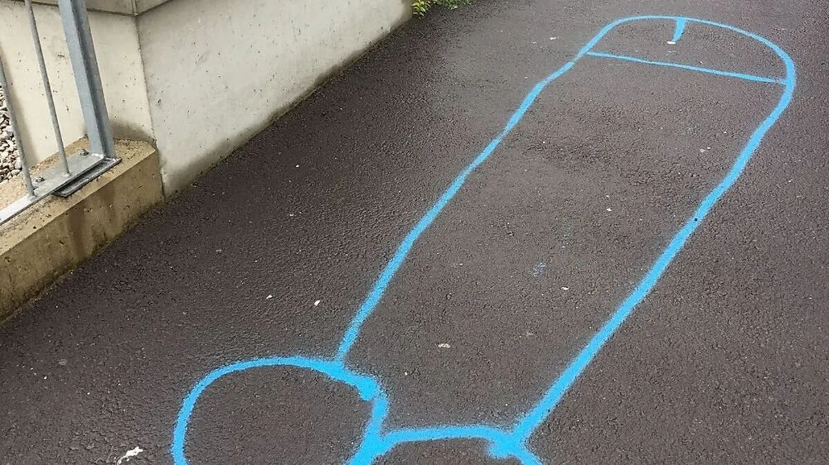 Phallus am Gehsteig