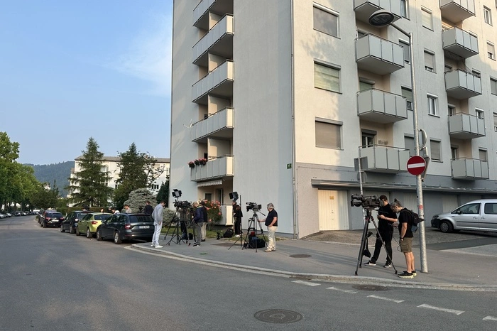 Auch Medienvertreter sind bereits wieder vor dem Borg eingetroffen