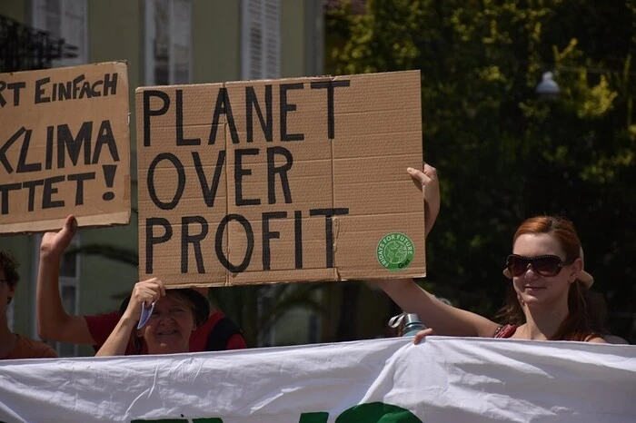 Mehrere Jugendliche der Fridays for Future-Bewegung demonstrierten für das Klima und wollten ein Bewusstsein dafür schaffen, dass es keinen Planeten B gibt.