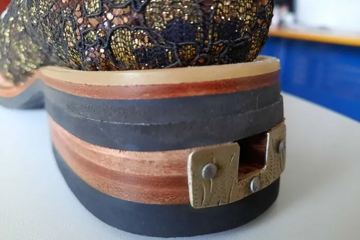 Binnen von Sekunden kann der Reitsporen hinein- und wieder hinausgeschoben werden.