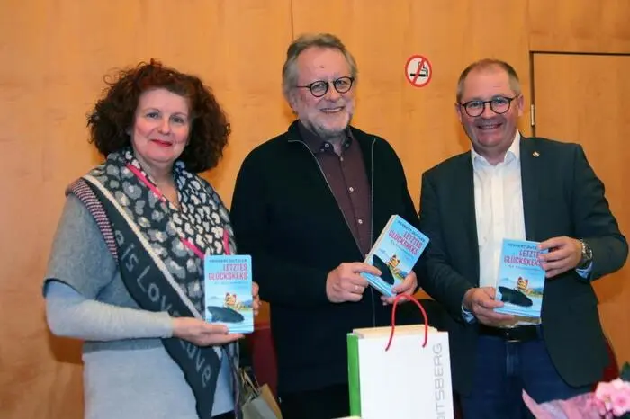 Auf Einladung der Stadtgemeinde und Barbara Reischl von der Buchhandlung „Lesezeichen“ war der bekannte Krimi-Autor Herbert Dutzler zu Gast und las in den Stadtsälen aus seinem neuesten Krimi.