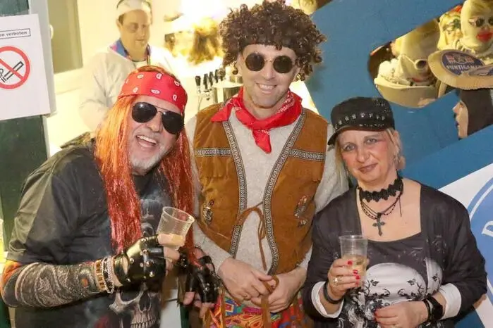 Übrigens: Ein Video von der schrägen Party gibt es auf Facebook Kleine Zeitung St. Veit/Feldkirchen zu sehen! Klicken Sie sich durch die Fotogalerie!            